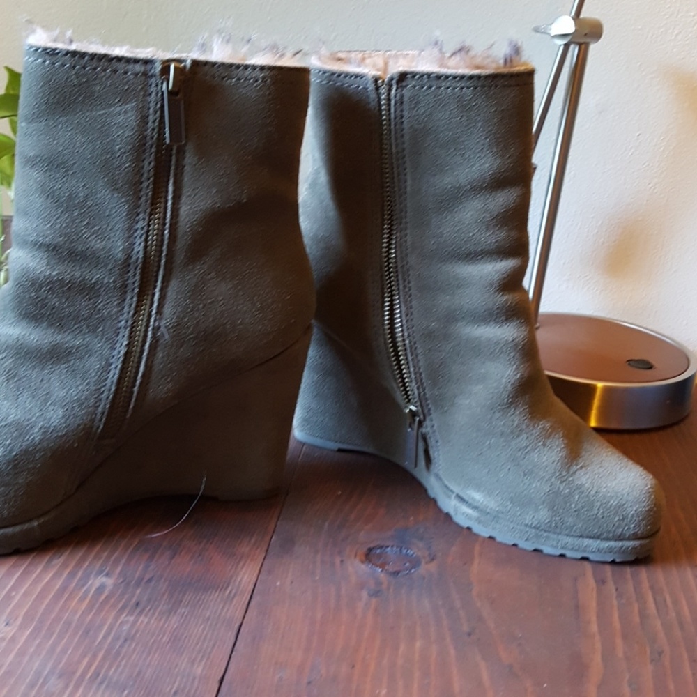 Boots - Picture 4 of 6